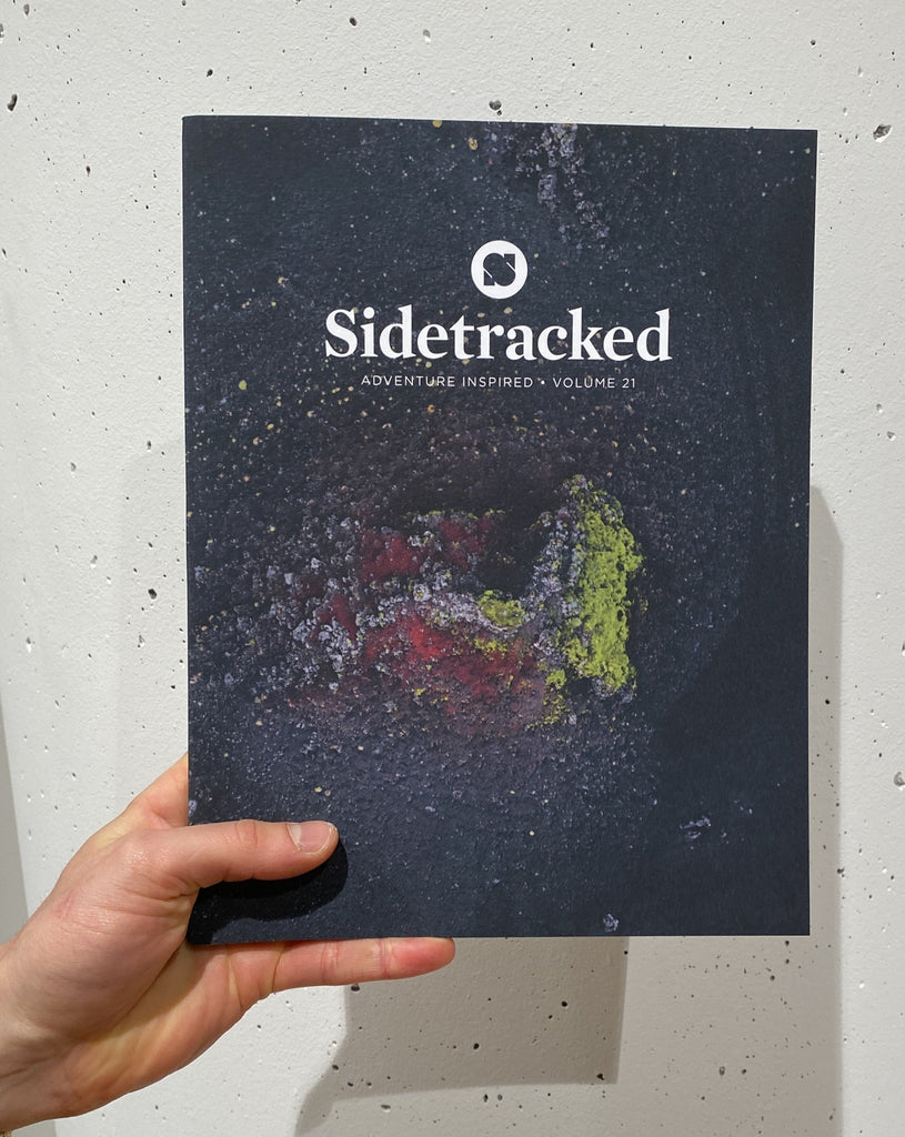 Sidetracked Magazin vor weißer Wand