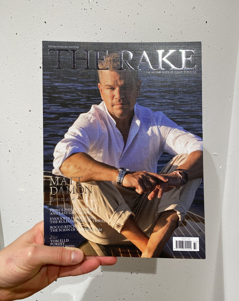 The Rake Magazin Cover vor weißer Wand.