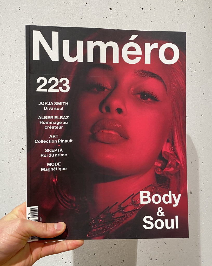 Numero Magazin Cover vor weißer Wand.