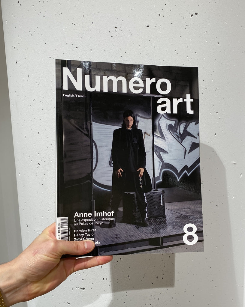 Numero Art Magazin Cover vor weißer Wand.