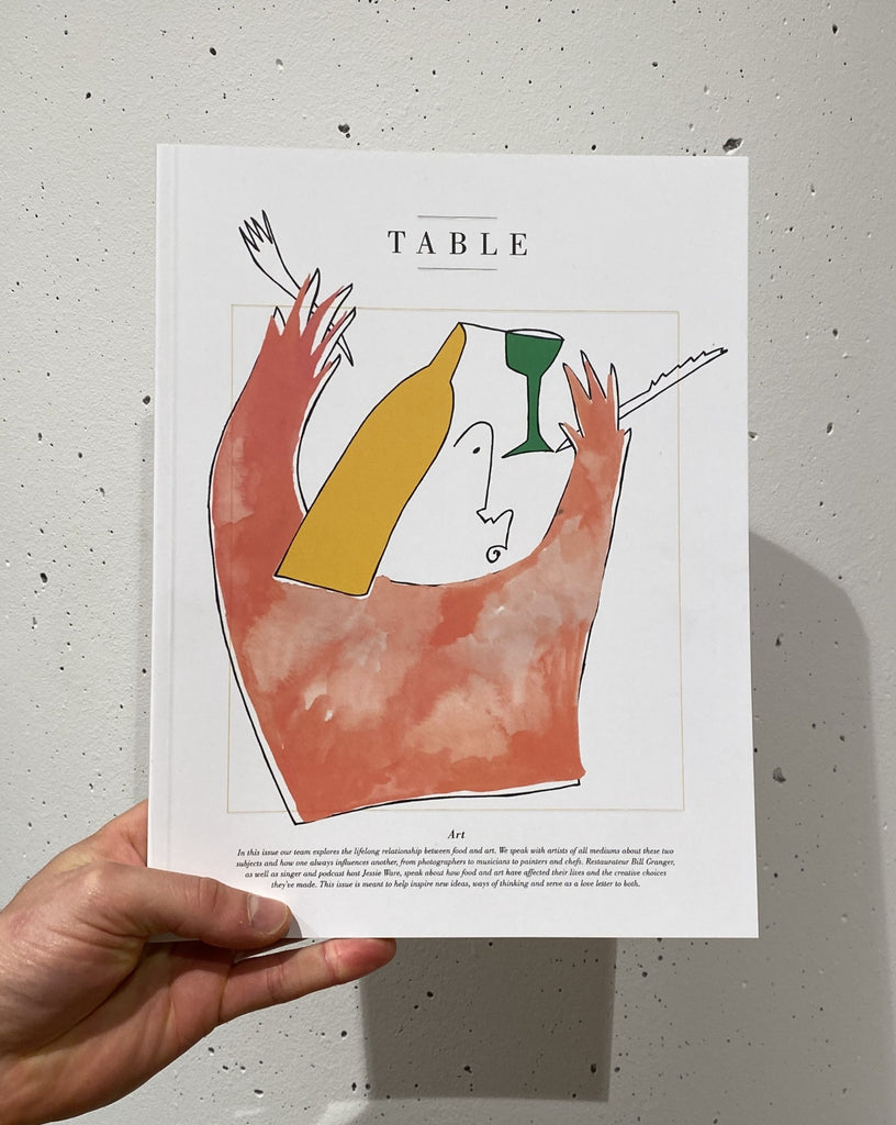 Table Magazin Cover vor weißer Wand.