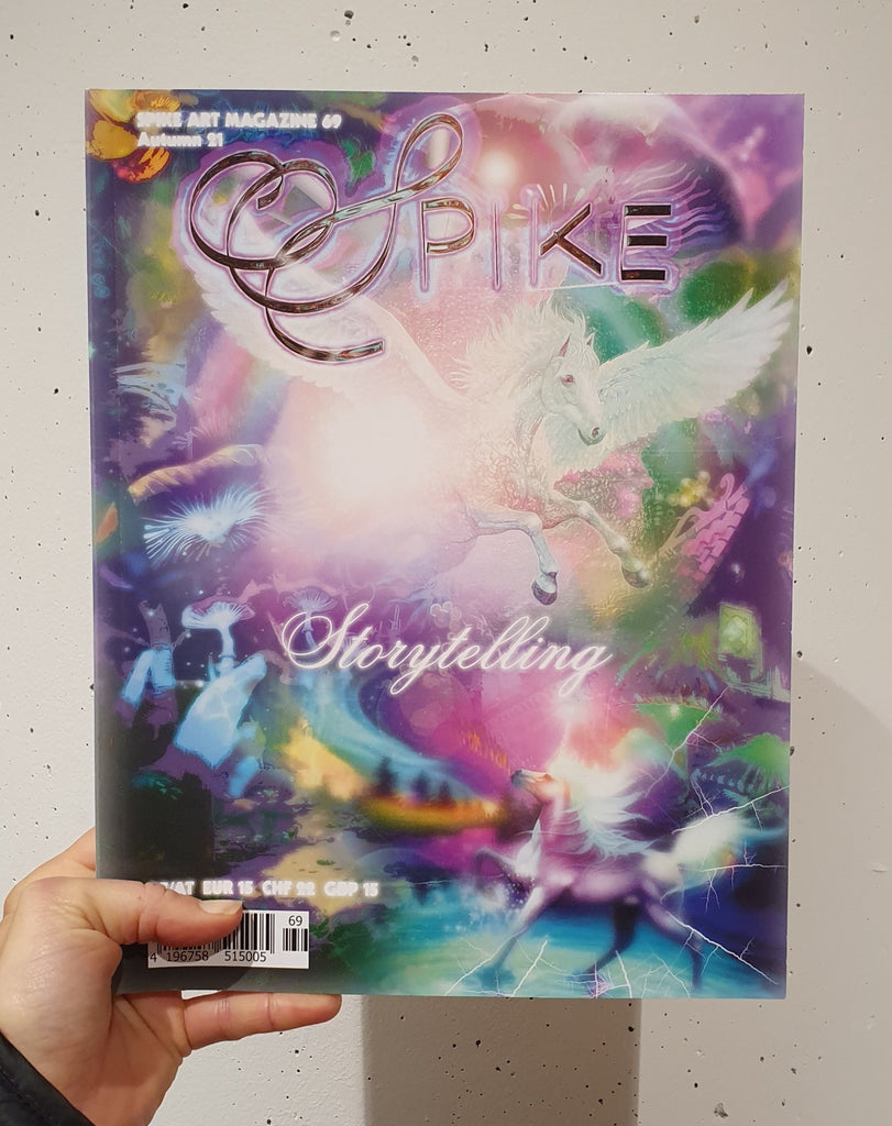 Spike Magazin Cover vor weißer Wand