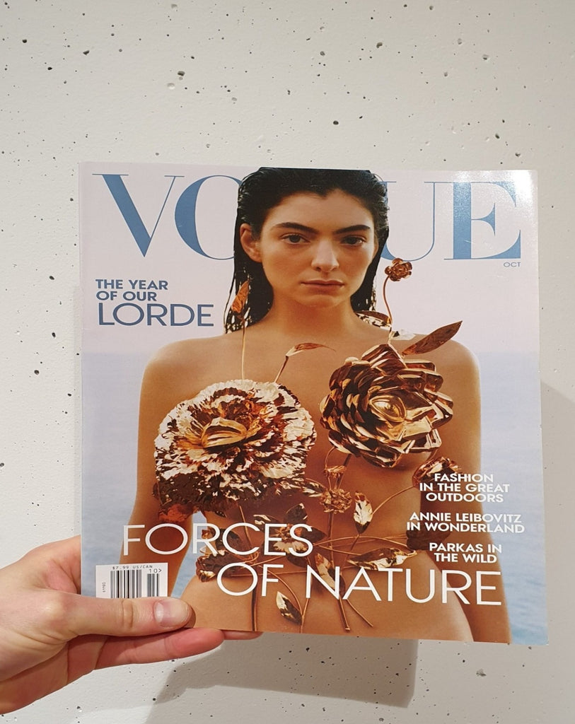 Vogue USA Cover vor weißer Wand