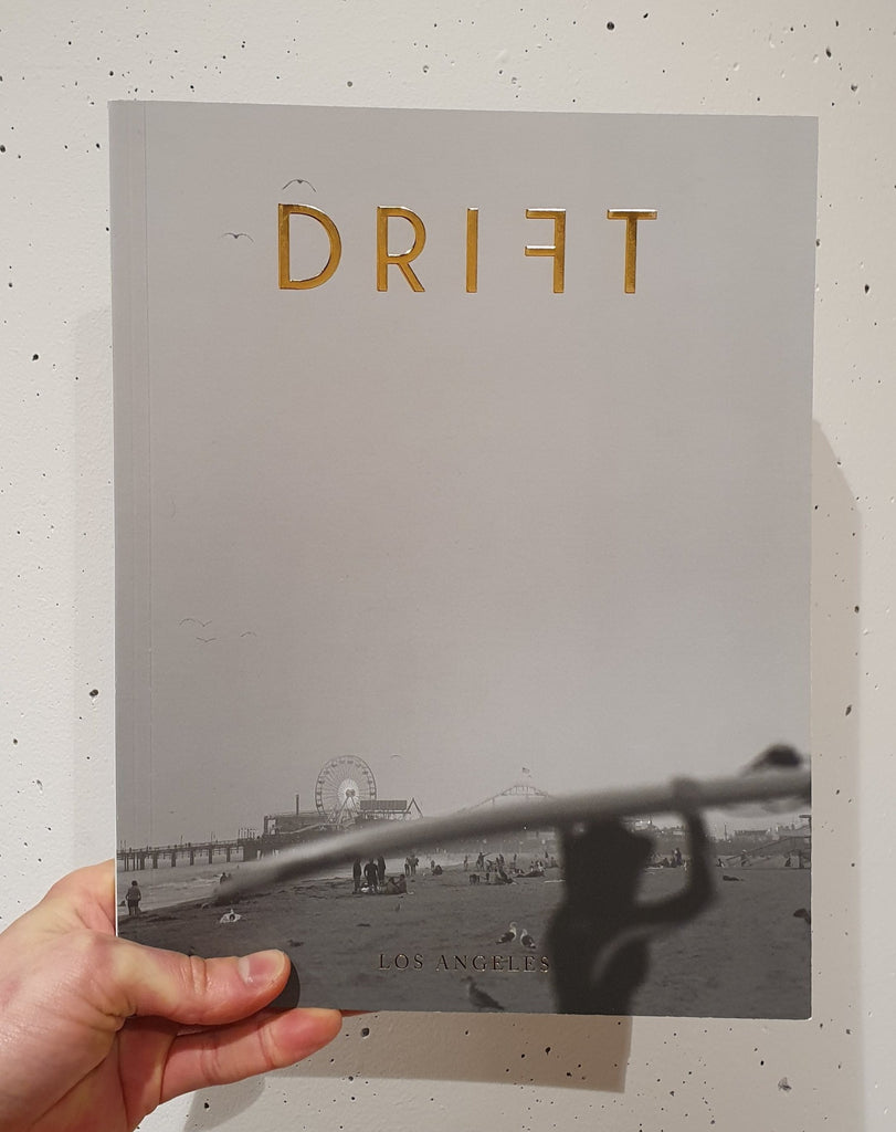 Drift Magazin Cover vor weißer Wand