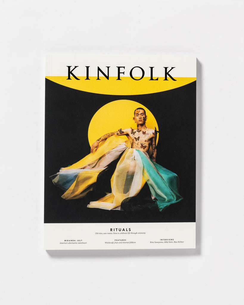Kinfolk Magazin Cover vor weißem Hintergrund.
