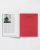 Kinfolk Magazin aufgeschlagen vor weißem Hintergrund.