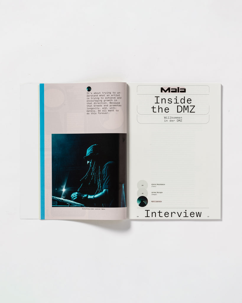 zweikommasieben Magazin aufgeschlagen vor weißem Hintergrund.