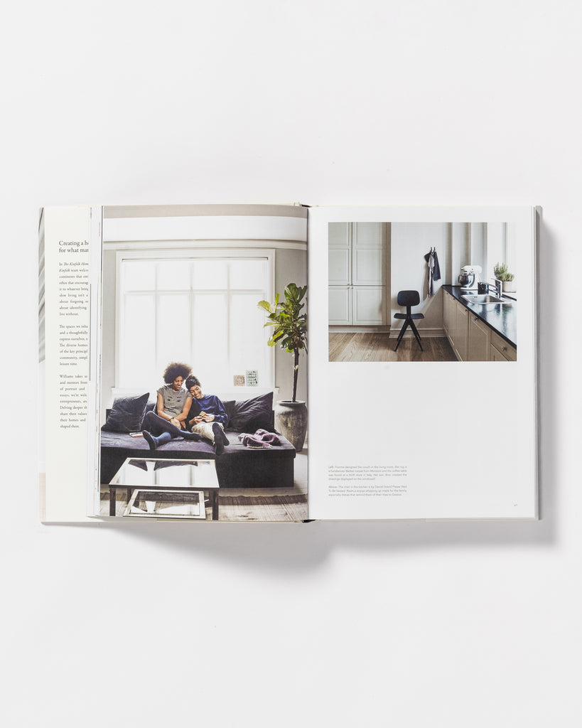 Kinfolk Buch aufgeschlagen vor weißem Hintergrund.