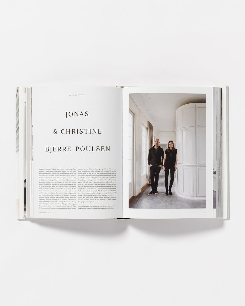 Kinfolk Buch aufgeschlagen vor weißem Hintergrund.