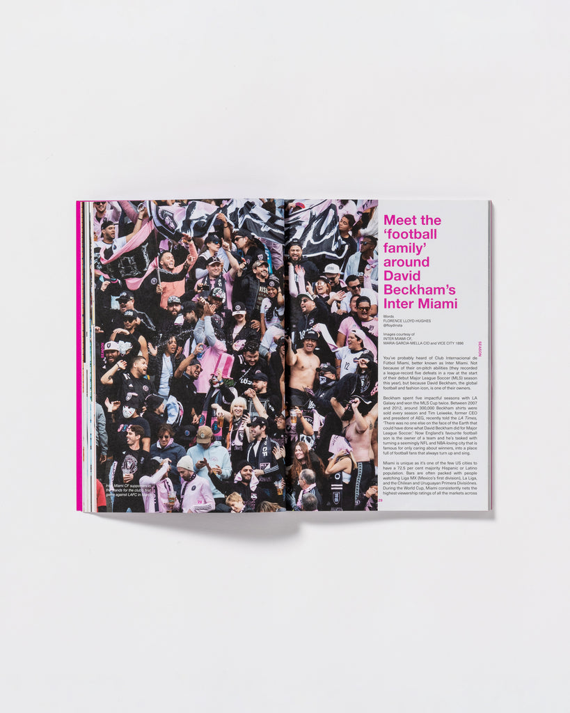 Fashion Magazin aufgeschlagen vor weißem Hintergrund.