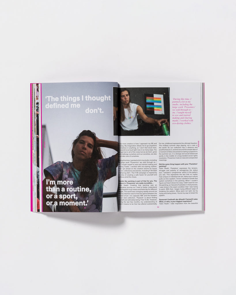 Fashion Magazin aufgeschlagen vor weißem Hintergrund.