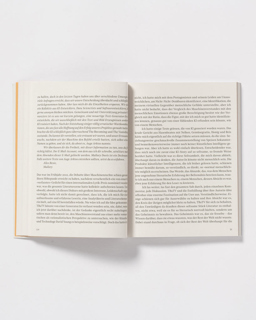 Buch aufgeschlagen vor weißem Hintergrund