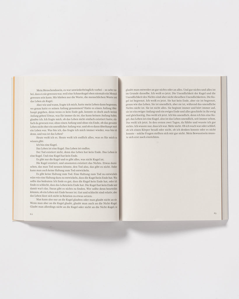 Buch aufgeschlagen vor weißem Hintergrund