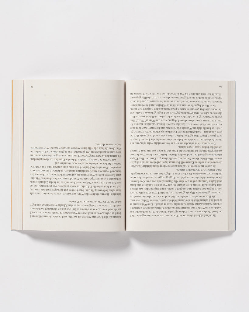 Buch aufgeschlagen vor weißem Hintergrund