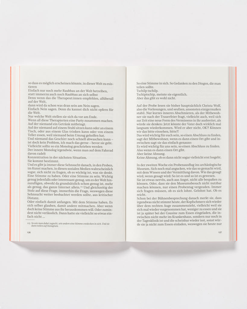 Keine Ahnung Buch aufgeschlagen vor weißem Hintergrund.