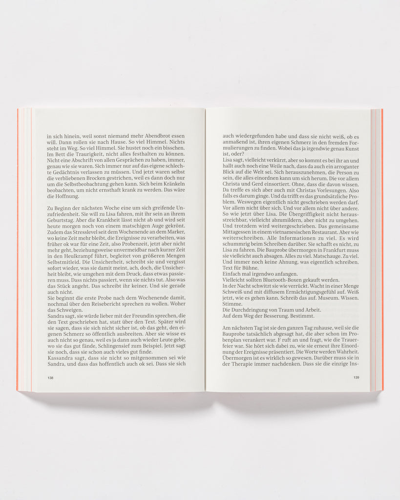 Keine Ahnung Buch aufgeschlagen vor weißem Hintergrund.