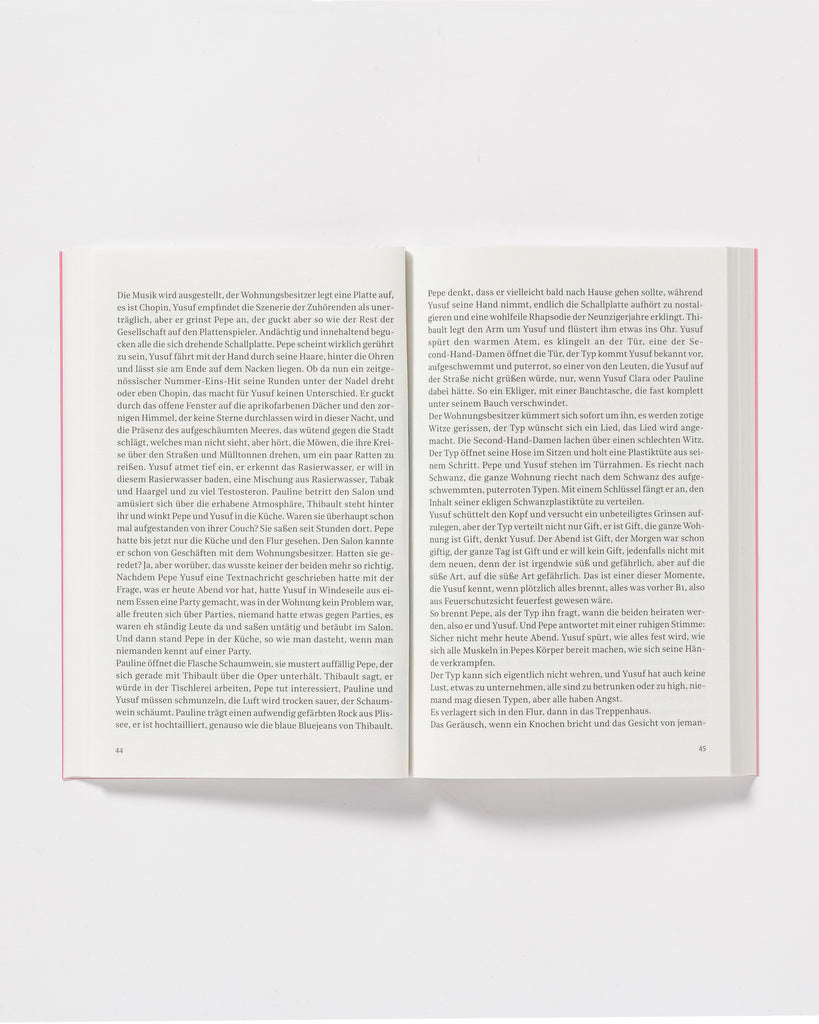 Rabauken Buch aufgeschlagen vor weißem Hintergrund.