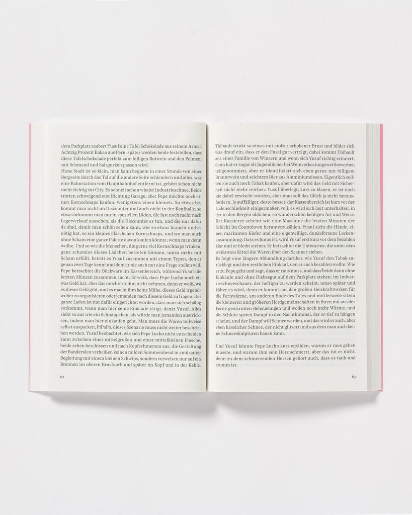 Rabauken Buch aufgeschlagen vor weißem Hintergrund.