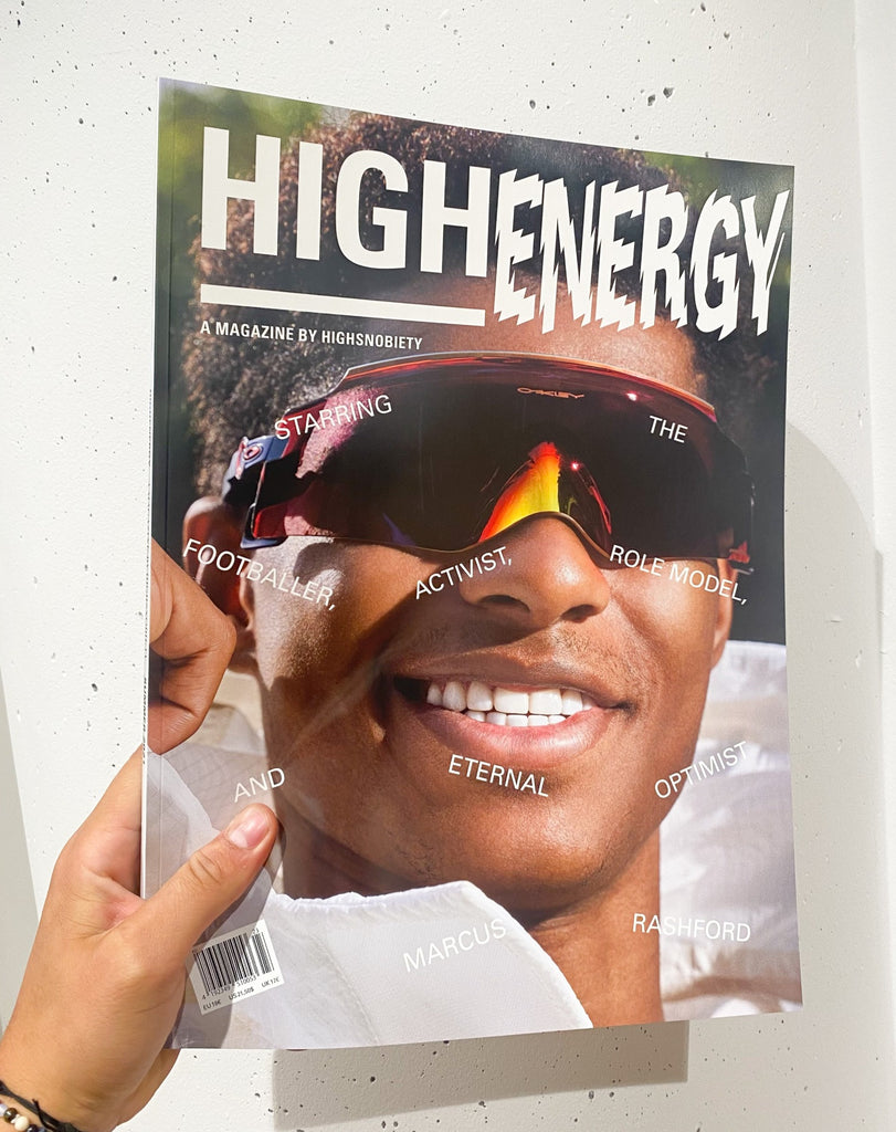 Highenergy Cover vor weißer Wand