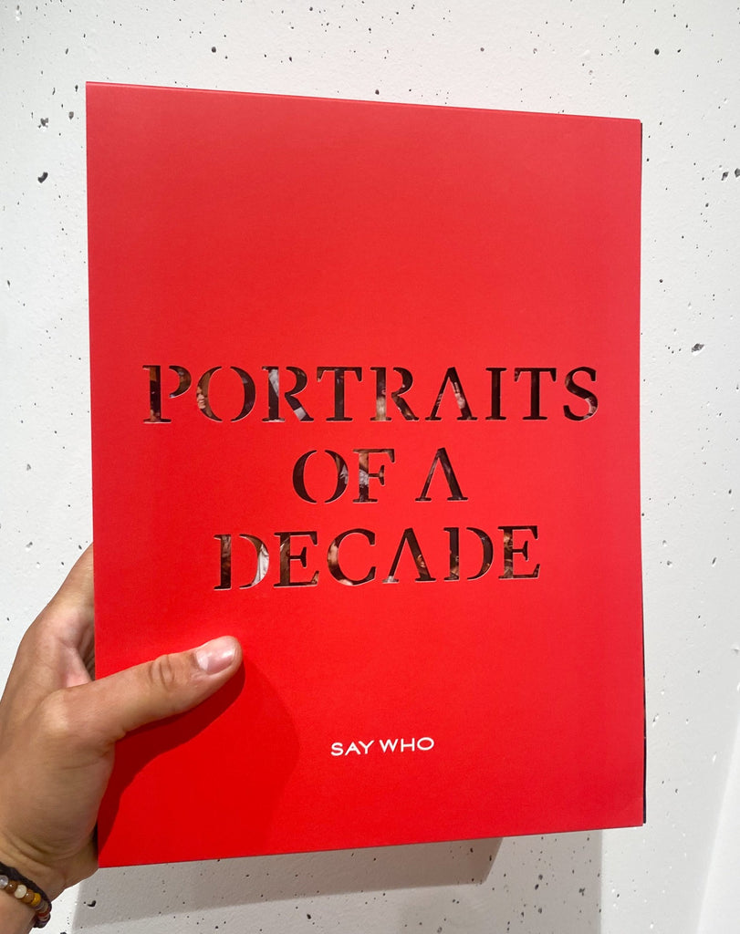 Portraits of a Decade Cover vor weißer Wand