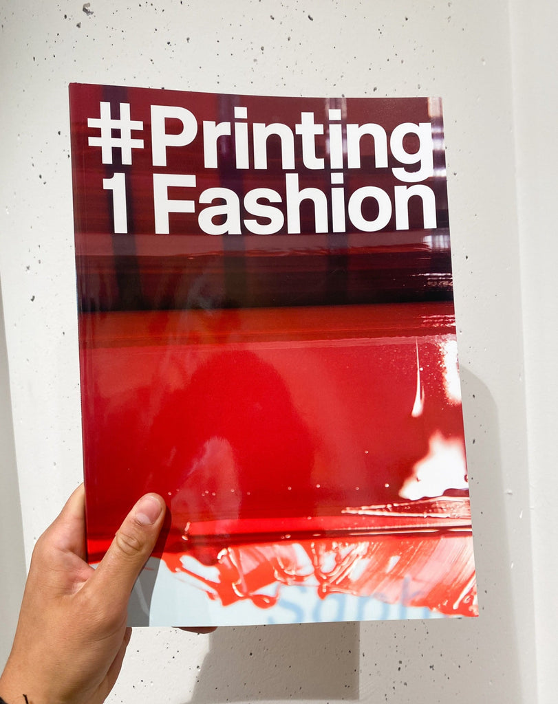 Printing Fashion vor weißer Wand