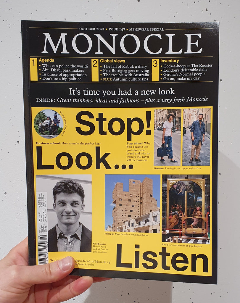 Monocle Magazin Cover vor weißer Wand