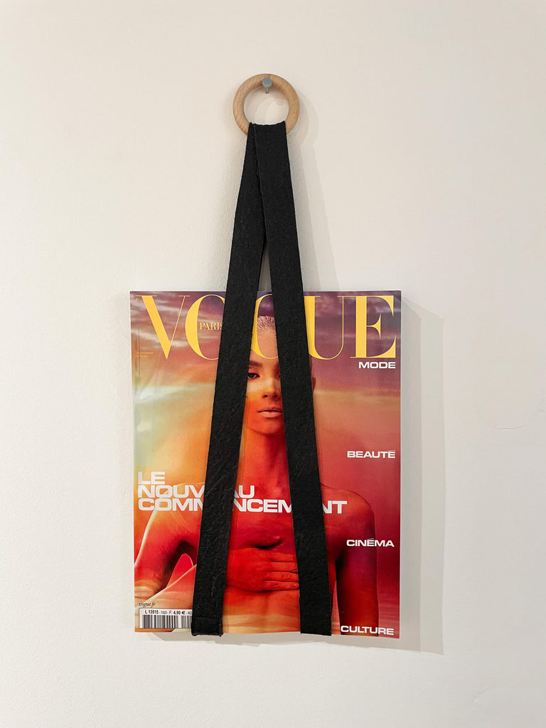 Vogue Paris Cover vor weißer Wand