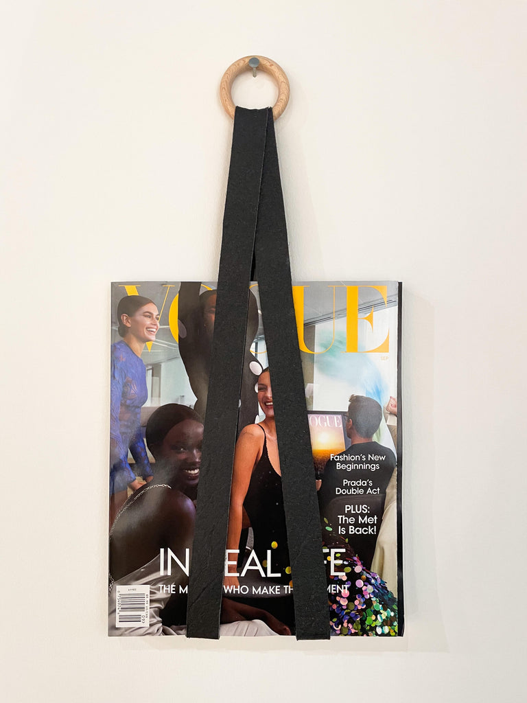 Vogue Cover vor weißer Wand 
